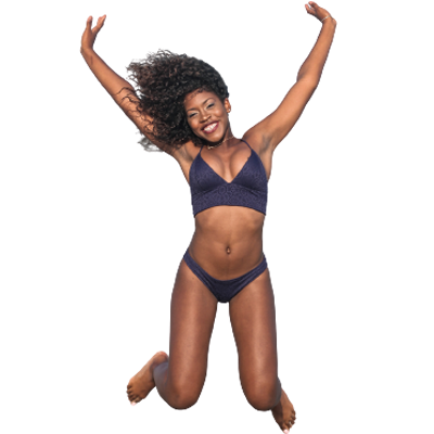 femme-noir-heureuse-sautant-